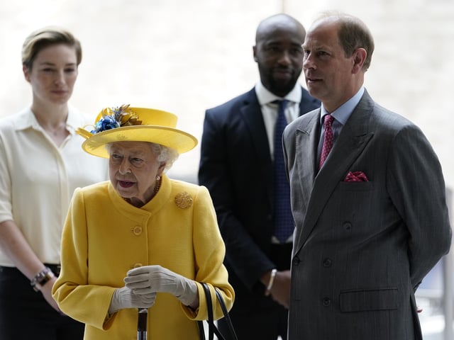 Queen Elizabeth II and the Earl of Wessex at Paddington station in London