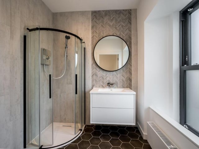 Shower room.