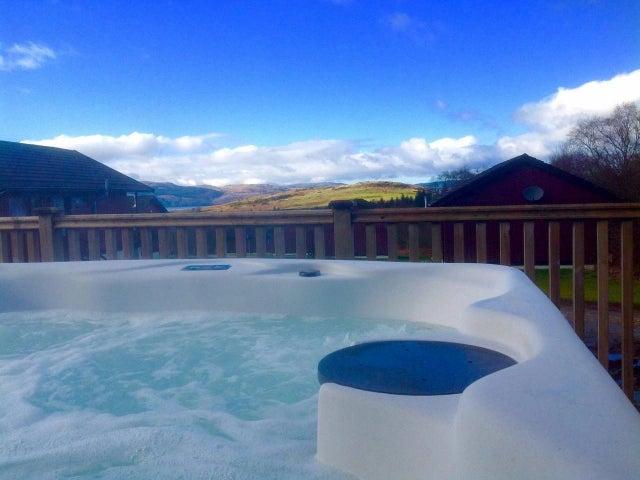 This luxurious three bedroom lodge on Argyll's secret coast enjoys magnificent views looking out towards rugged mountains, forests and lochs, making it an excellent base for an outdoorsy escape. Book: https://bit.ly/2Urhzde