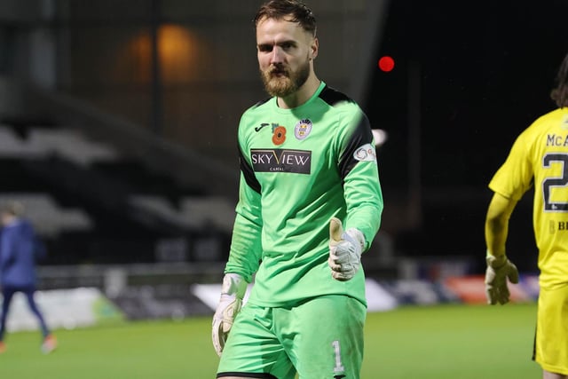 Hibs have joined Aberdeen in the race for Jak Alnwick. The St Mirren goalkeeper is out of contract at the end of the season. Dons boss Jim Goodwin signed Alnwick for the Buddies. Since moving to Paisley he has been one of the club’s best and most impressive performers. (Daily Record)