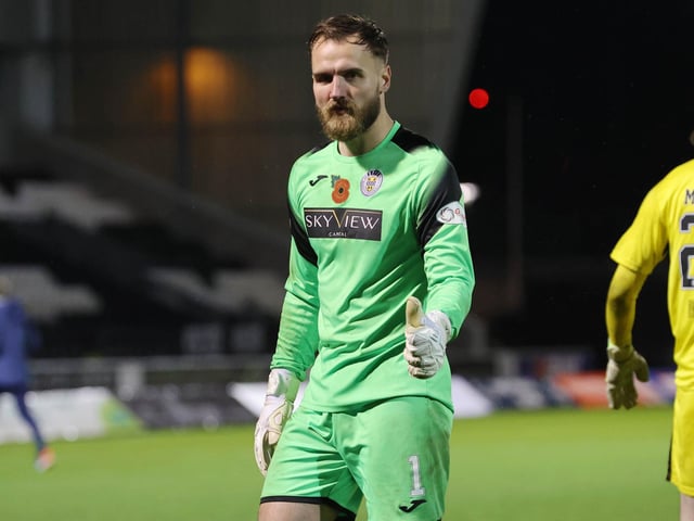 Hibs have joined Aberdeen in the race for Jak Alnwick. The St Mirren goalkeeper is out of contract at the end of the season. Dons boss Jim Goodwin signed Alnwick for the Buddies. Since moving to Paisley he has been one of the club’s best and most impressive performers. (Daily Record)
