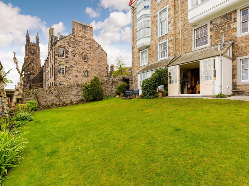 Exterior: There is a private residents’ garden which is entered via double doors in the kitchen, and features a good-sized landscaped lawn with
spectacular views across the Capital.
Contact: Rettie & Co.