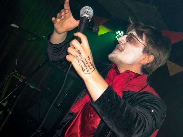 Notes on the back of the hand? Rare to see that at the fringe nowadays