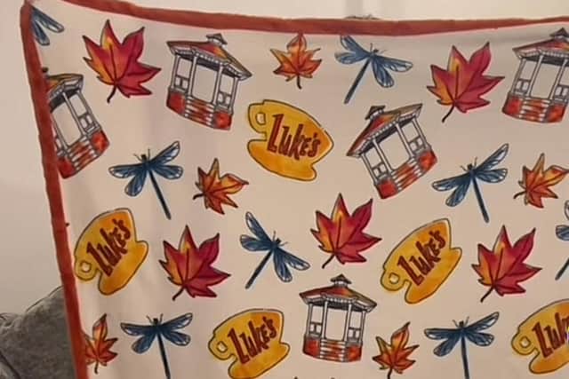 Ellis Louise showcases her Gilmore Girls throw from Home Bargains on TikTok.