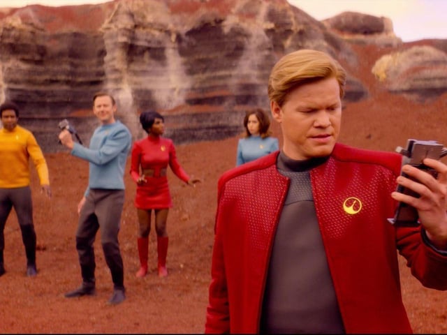 Jesse Plemons stars as Captain Robert Daly in a loving tribute to Star Trek and other sci-fi series. When a new recruit arrives on the ship it soon becomes apparent that all is not what it seems. USS Callister was the season four opener.