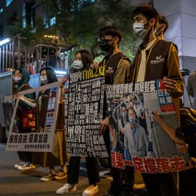 Daoine ann an Taiwan a’ sealltainn taic dhan phàipear-naidheachd, Apple Daily. Ann an Hong Kong, chaidh ceannard a’ phàipeir, Jimmy Lai, a chur dhan phrìosan agus dhùin am pàipear.  (Lam Yik Fei/Getty Images)