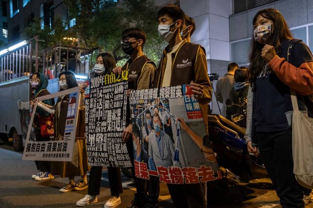 Daoine ann an Taiwan a’ sealltainn taic dhan phàipear-naidheachd, Apple Daily. Ann an Hong Kong, chaidh ceannard a’ phàipeir, Jimmy Lai, a chur dhan phrìosan agus dhùin am pàipear. (Lam Yik Fei/Getty Images)
