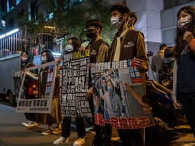 Daoine ann an Taiwan a’ sealltainn taic dhan phàipear-naidheachd, Apple Daily. Ann an Hong Kong, chaidh ceannard a’ phàipeir, Jimmy Lai, a chur dhan phrìosan agus dhùin am pàipear.  (Lam Yik Fei/Getty Images)