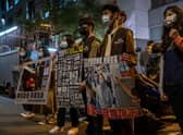 Daoine ann an Taiwan a’ sealltainn taic dhan phàipear-naidheachd, Apple Daily. Ann an Hong Kong, chaidh ceannard a’ phàipeir, Jimmy Lai, a chur dhan phrìosan agus dhùin am pàipear.  (Lam Yik Fei/Getty Images)