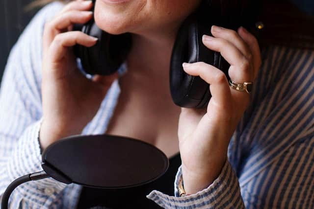 Amanda Hughes small business owner turned podcaster taking the Apple entrepreneurial charts by storm