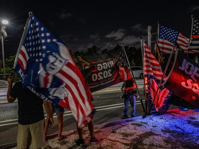 Supporters of former US President Donald Trump stand outside his residence in Mar-A-Lago, Florida on August 8, 2022. Several boxes were taken away, asource said, adding that no doors were kicked down and that the raid had concluded by the late afternoon.