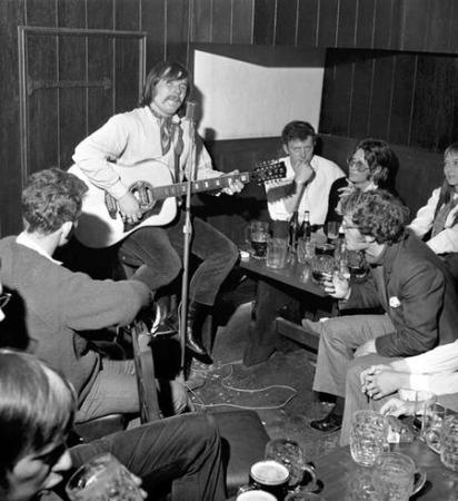 Known for a time as one of Edinburgh’s best folk music venues, The Yellow Carvel owed its rather curious name to a 300-ton armed merchant ship (or caravel) harboured at the port of Leith in the 15th century. Located on Hunter Square, in the 1960s and 70s the pub became a haven for the city’s patchouli-scented folk crowd, as well as blues and jazz buffs.