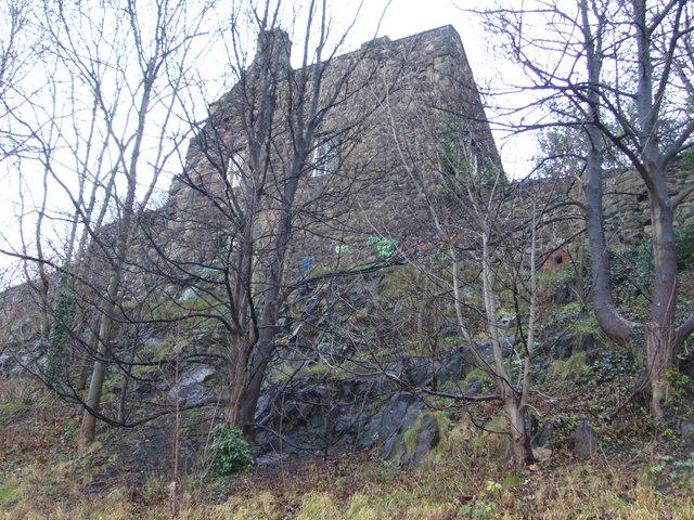 Also, known as Restalrig Castle, Lochend Castle hangs over Lochend Park and dates from the 16th century. It was reportedly burned by William Gilmour of the Inch around 200 years later. The remains, an L-plan tower house, now form part of Lochend House, an occupied property which is B-listed.