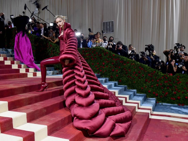 TOPSHOT - US model Gigi Hadid arrives for the 2022 Met Gala at the Metropolitan Museum of Art on May 2, 2022, in New York. - The Gala raises money for the Metropolitan Museum of Art's Costume Institute. Photo by ANGELA  WEISS/AFP via Getty Images
