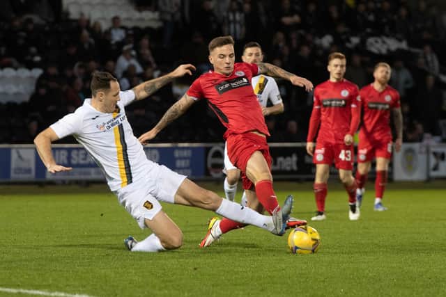 St Mirren's Eamonn Brophy and Livingston's Tom Parkes challenge for the ball during the 1-1 draw in Paisley. (Photo by Sammy Turner / SNS Group)