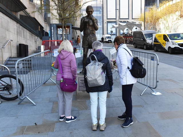 Tributes are paid to legendary Scottish boxing world champion Ken Buchanan MBE at The Ken Buchanan Statue