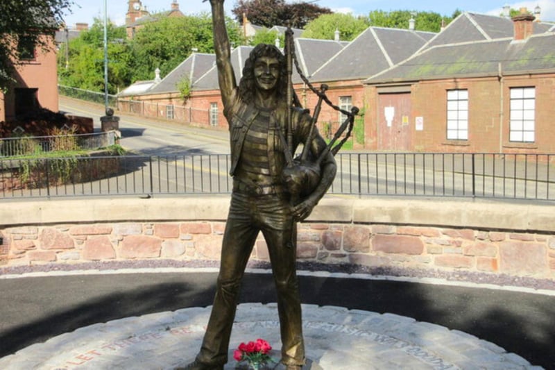The statue can be found on Bellie’s Brae road in the burgh of Kirriemuir in Angus. It pays tribute to Scotland-born Bon Scott who was the lead singer of the famous rock band AC/DC who are well-known for their 1979 ‘Highway to Hell’ album.