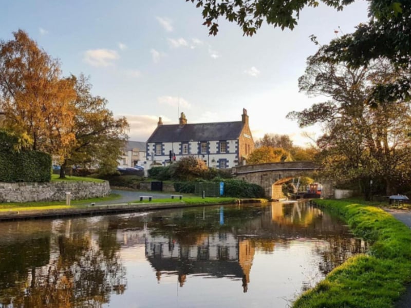 Located in the peaceful village of Ratho, just outside Edinburgh, the Bridge Inn has a restaurant, bar, a shared lounge, a terrage and garden - the perfect alternative base to explore the capital.
