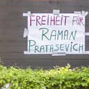 "Freedom for Raman Pratasevich" (Roman Protashevich) is written on a protest wagon in front of the Embassy of Belarus in Berlin, Germany, Monday (Photo: Christoph Soeder/dpa via AP).
