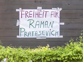 "Freedom for Raman Pratasevich" (Roman Protashevich) is written on a protest wagon in front of the Embassy of Belarus in Berlin, Germany, Monday (Photo: Christoph Soeder/dpa via AP).