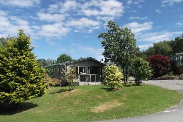 Scenic views and a close proximity to a range of activities and woodland walks make this lodge a popular holiday haunt, and it has its own private hot tub as an added bonus. Book: https://bit.ly/2TGeGYQ