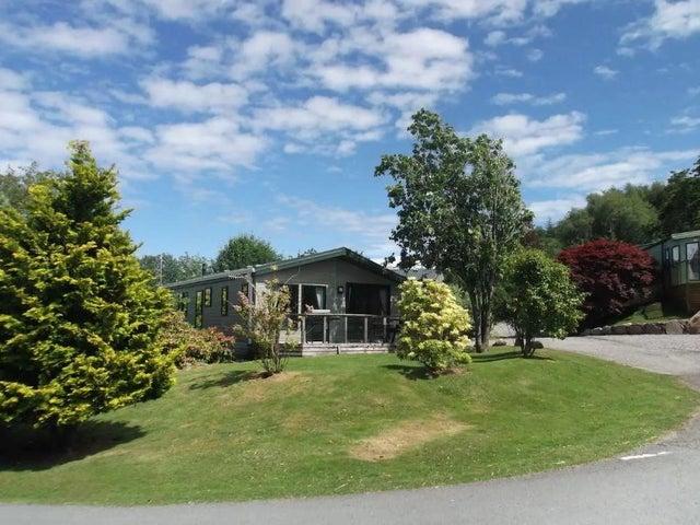 Scenic views and a close proximity to a range of activities and woodland walks make this lodge a popular holiday haunt, and it has its own private hot tub as an added bonus. Book: https://bit.ly/2TGeGYQ