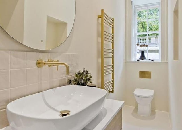 Guest bedroom en-suite.