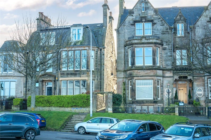 The Scores with entrance to Gillespie Wynd in centre.