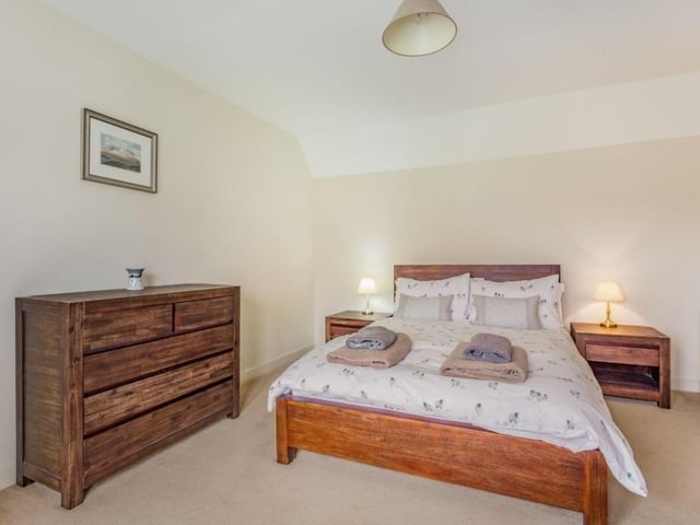 Oldany Farmhouse - bedroom 2.