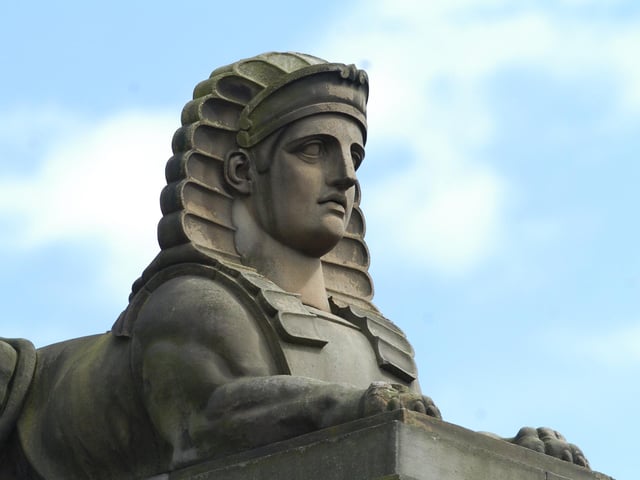 This stone Sphinx sculpture is one of eight to adorn which city centre landmark?