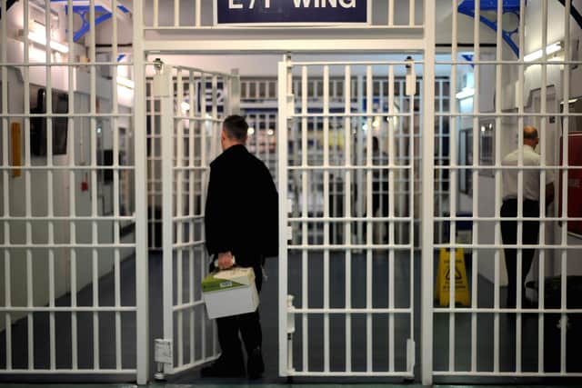 The report highlights issues with prison officer recruitment.