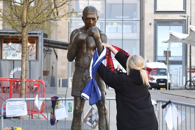 Tributes are paid to legendary Scottish boxing world champion Ken Buchanan MBE at The Ken Buchanan Statue