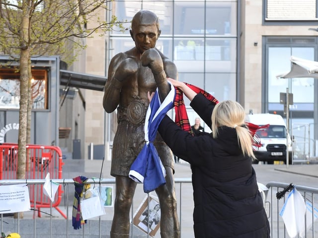 Tributes are paid to legendary Scottish boxing world champion Ken Buchanan MBE at The Ken Buchanan Statue