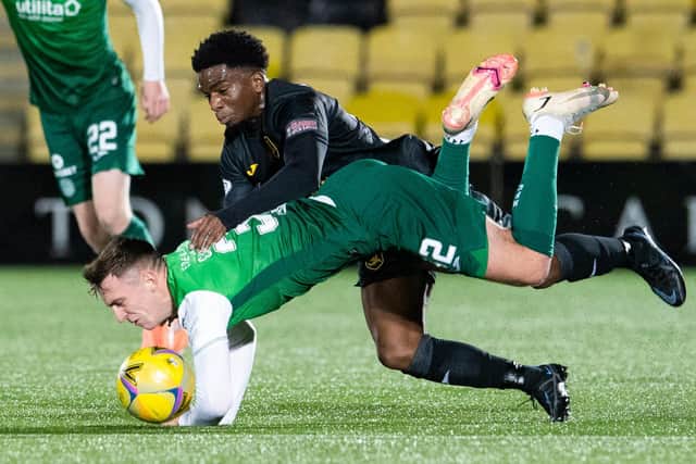 Livingston's Stephane Omeonga challenges Hibs' Josh Campbell (Photo by Ross Parker / SNS Group)