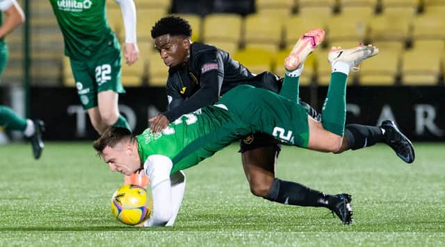 Livingston's Stephane Omeonga challenges Hibs' Josh Campbell (Photo by Ross Parker / SNS Group)