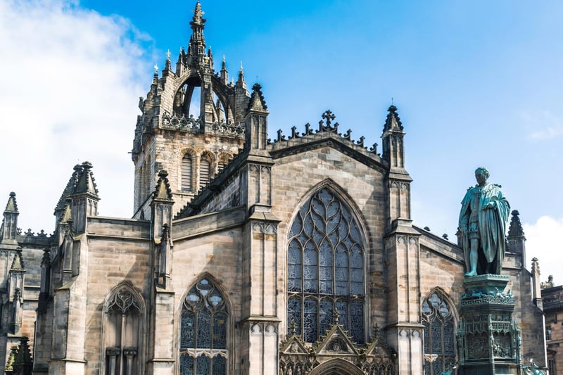 St Giles’ Cathedral is located on Edinburgh’s famous Royal Mile which is halfway between the Palace of Holyrood and Edinburgh Castle. It was founded in 1124 by King David I and has been an operational church for roughly 900 years.
