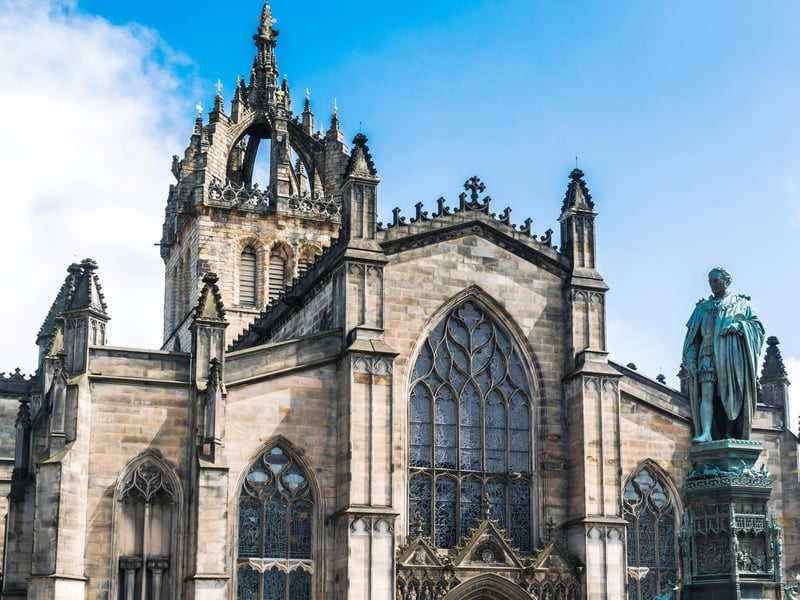 St Giles’ Cathedral is located on Edinburgh’s famous Royal Mile which is halfway between the Palace of Holyrood and Edinburgh Castle. It was founded in 1124 by King David I and has been an operational church for roughly 900 years.
