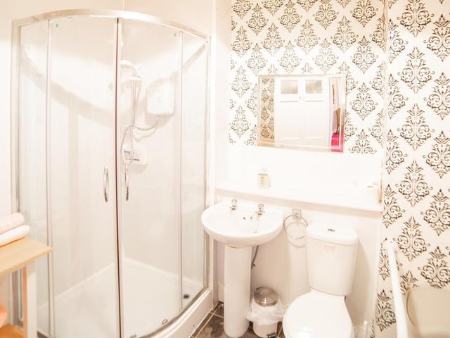 Shower room.