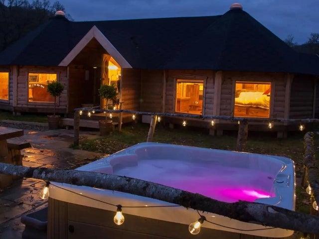 Located on a 500 acre estate, this one bedroom lodge boasts a four poster bed, roll top copper bath, fully-fitted kitchen, stylish living area and a patio with a hot tub, pizza oven, fire pit and barbecue. Book: https://bit.ly/2Uri5ba