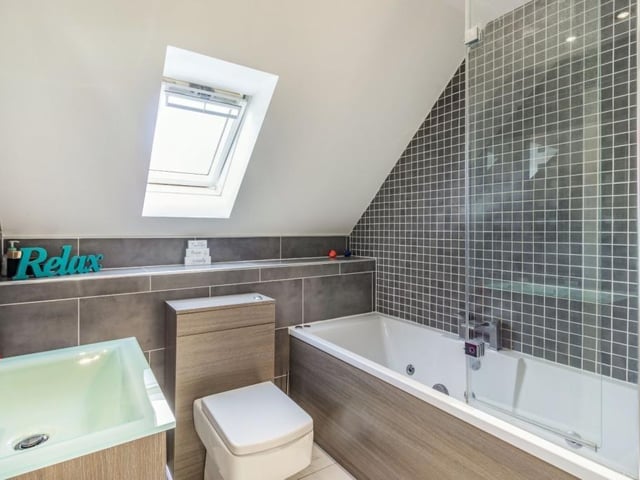 Principal bedroom en-suite.