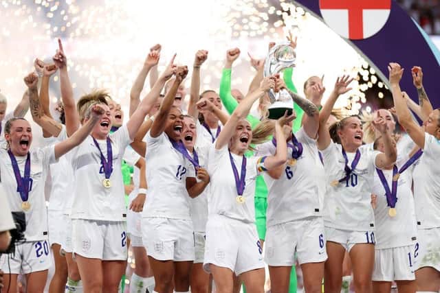 Leah Williamson and Millie Bright of England lift the trophy after their teams victory during the UEFA Women's Euro 2022 final match between England and Germany at Wembley Stadium on July 31, 2022 in London, England. (Photo by Naomi Baker/Getty Images)