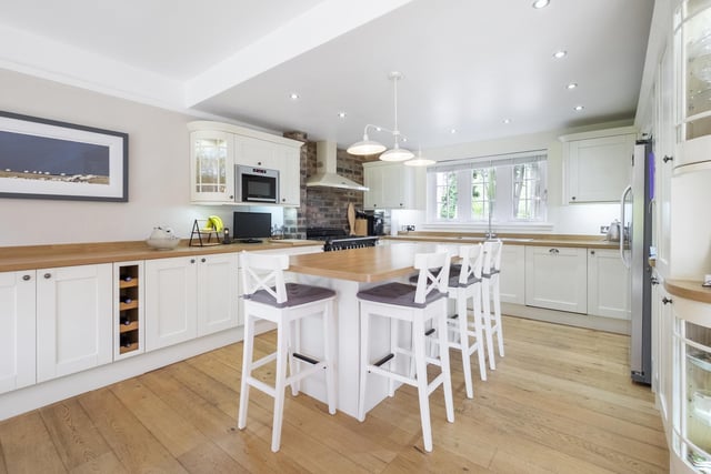 Where is it? Less than half a mile from the University of St Andrews’ Observatory and sports fields and just 20 minutes on foot to the amenities and attractions of the thriving town centre. St Andrews Botanic Garden is also within easy walking distance.