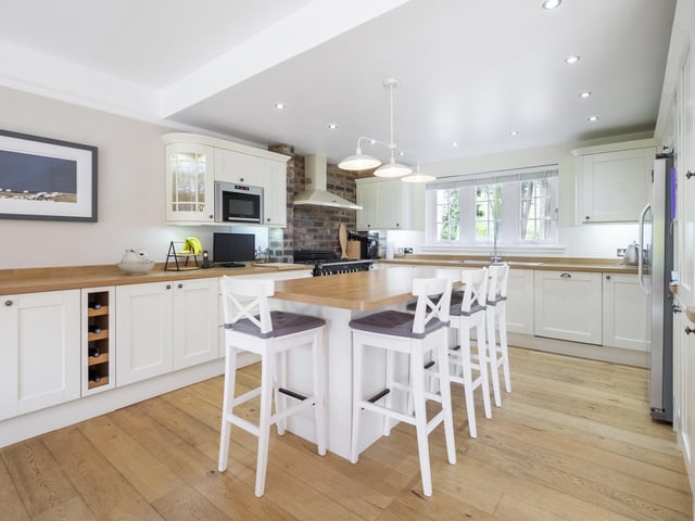 Where is it? Less than half a mile from the University of St Andrews’ Observatory and sports fields and just 20 minutes on foot to the amenities and attractions of the thriving town centre. St Andrews Botanic Garden is also within easy walking distance.