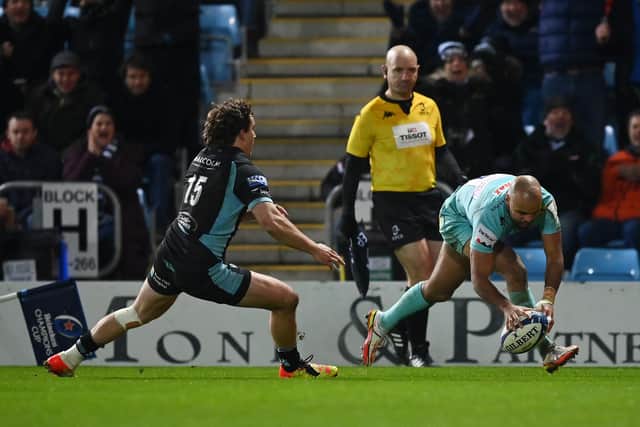 Tom O'Flaherty of Exeter Chiefs scores his side's third try.