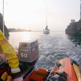 Alan Blair, ILB helm, guides the Kerry Girl yacht safely into Dunbar harbour (Photo: RNLI).