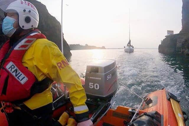 Alan Blair, ILB helm, guides the Kerry Girl yacht safely into Dunbar harbour (Photo: RNLI).