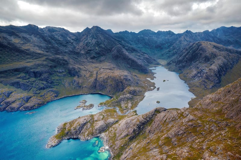 This inland freshwater loch lies at the foot of Black Cuillin in the Isle of Skye. It is 2.5 kilometres in length but only measures at 400 metres (max) in width.