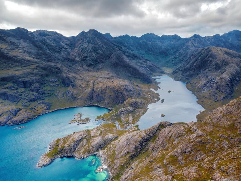 This inland freshwater loch lies at the foot of Black Cuillin in the Isle of Skye. It is 2.5 kilometres in length but only measures at 400 metres (max) in width.