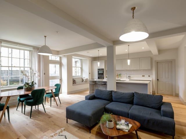 Where is it? The property is tucked away on a relatively quiet cobbled Georgian thoroughfare in the heart of the Capital's coveted New Town, mere minutes away from central Princes Street, and the delights of fashionable Stockbridge.