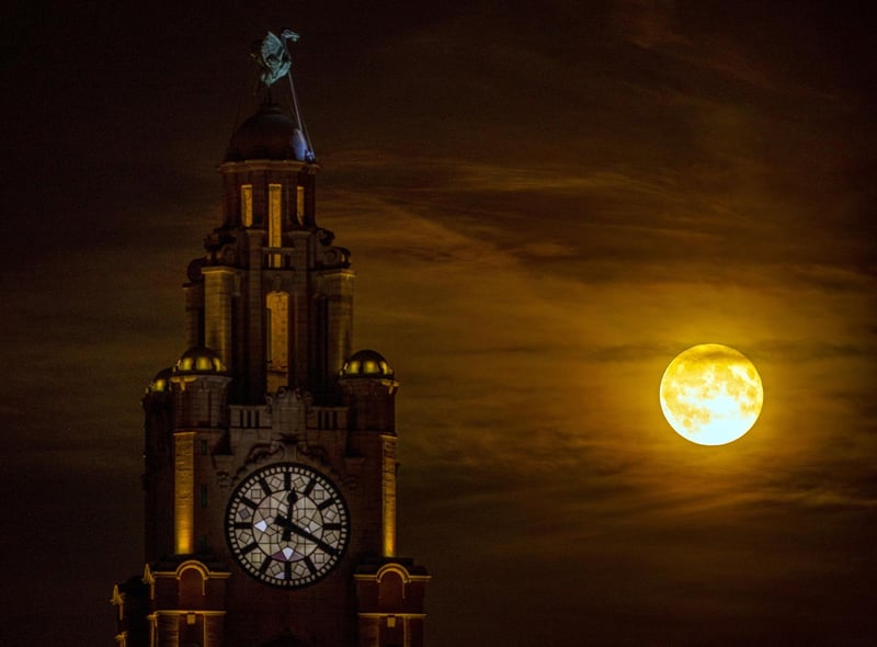 A primeira Superlua do ano, a lua Strawberry nasce sobre Liverpool, Merseyside.  Foto;  Peter Byrne/PA